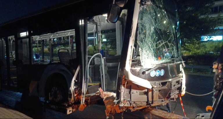 Αργυρούπολη: Ακυβέρνητο λεωφορείο σε τρελή πορεία ξηλώνει κολώνες προτού ακινητοποιηθεί (βίντεο)