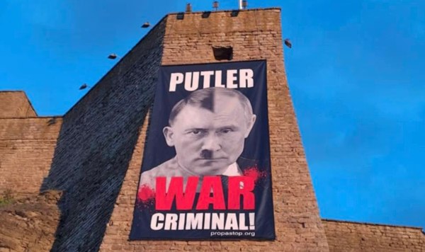 Μουσείο στην Εσθονίας ανήρτησε πανό που παρουσιάζει τον Πούτιν ως Χίτλερ – «Ξέπλυμα του ναζισμού» απαντά η Ρωσία