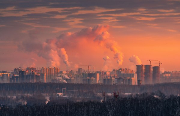 «Μας κρατούν εξαρτημένους από τα ορυκτά»: Μπορούμε να διαπραγματευτούμε με αυταρχικά καθεστώτα για την κλιματική κρίση;