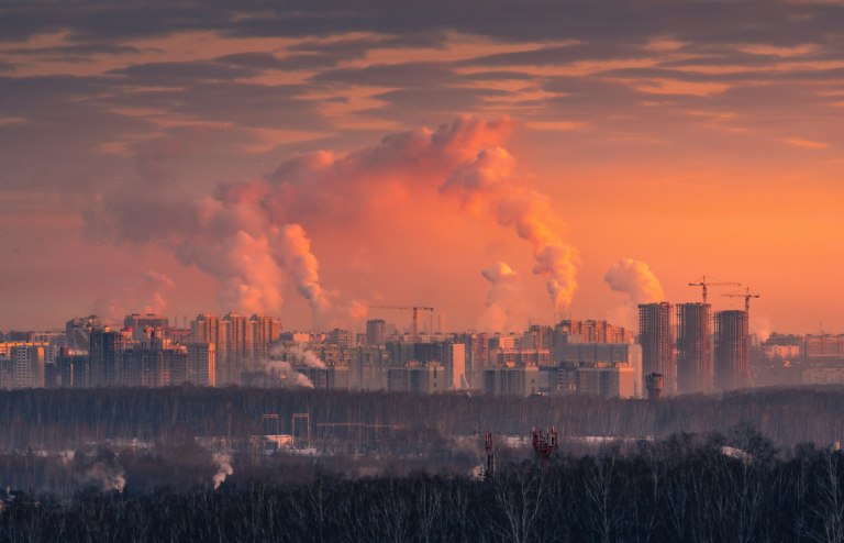 «Μας κρατούν εξαρτημένους από τα ορυκτά»: Μπορούμε να διαπραγματευτούμε με αυταρχικά καθεστώτα για την κλιματική κρίση;