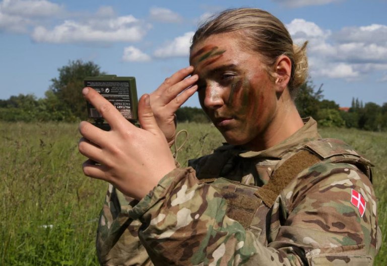 Δανία: Στρατιωτική θητεία με κλήρωση για τις γυναίκες που συμπληρώνουν τα 18