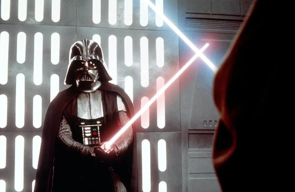 Luke, I am your father: Το φωτόσπαθο του Νταρθ Βέιντερ από το Star Wars του 1977 βγαίνει στο «σφυρί»