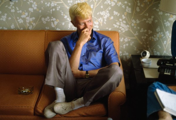 Έκρυβε το τσιγάρο λες και ήταν μαθητής: Όταν ο φωτογράφος Ντένις Ο’Ριγκαν γνώρισε τον Ντέιβιντ Μπόουι