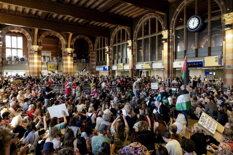 «Η πείνα είναι έγκλημα» – Ηχηρό μήνυμα κατά του λιμού στη Γάζα στέλνει (και) το Άμστερνταμ