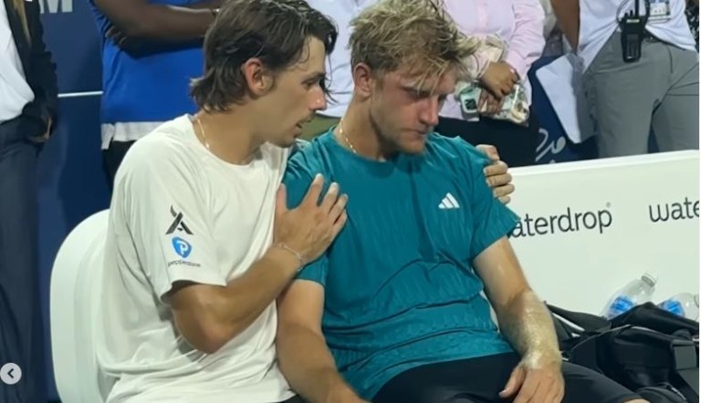 Η αποθέωση του «ευ αγωνίζεσθαι»: Ο πρωταθλητής παρηγορεί τον δακρυσμένο φιναλίστ (vid+pics)