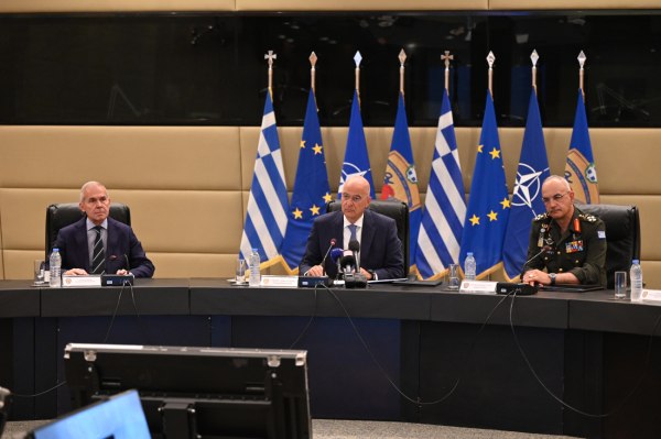 Μεταρρρυθμίσεις Δένδια: Προσαρμογή σε ΝΑΤΟϊκά πρότυπα – Τι σημαίνει το τέλος της θητείας σε Ναυτικό και Αεροπορία