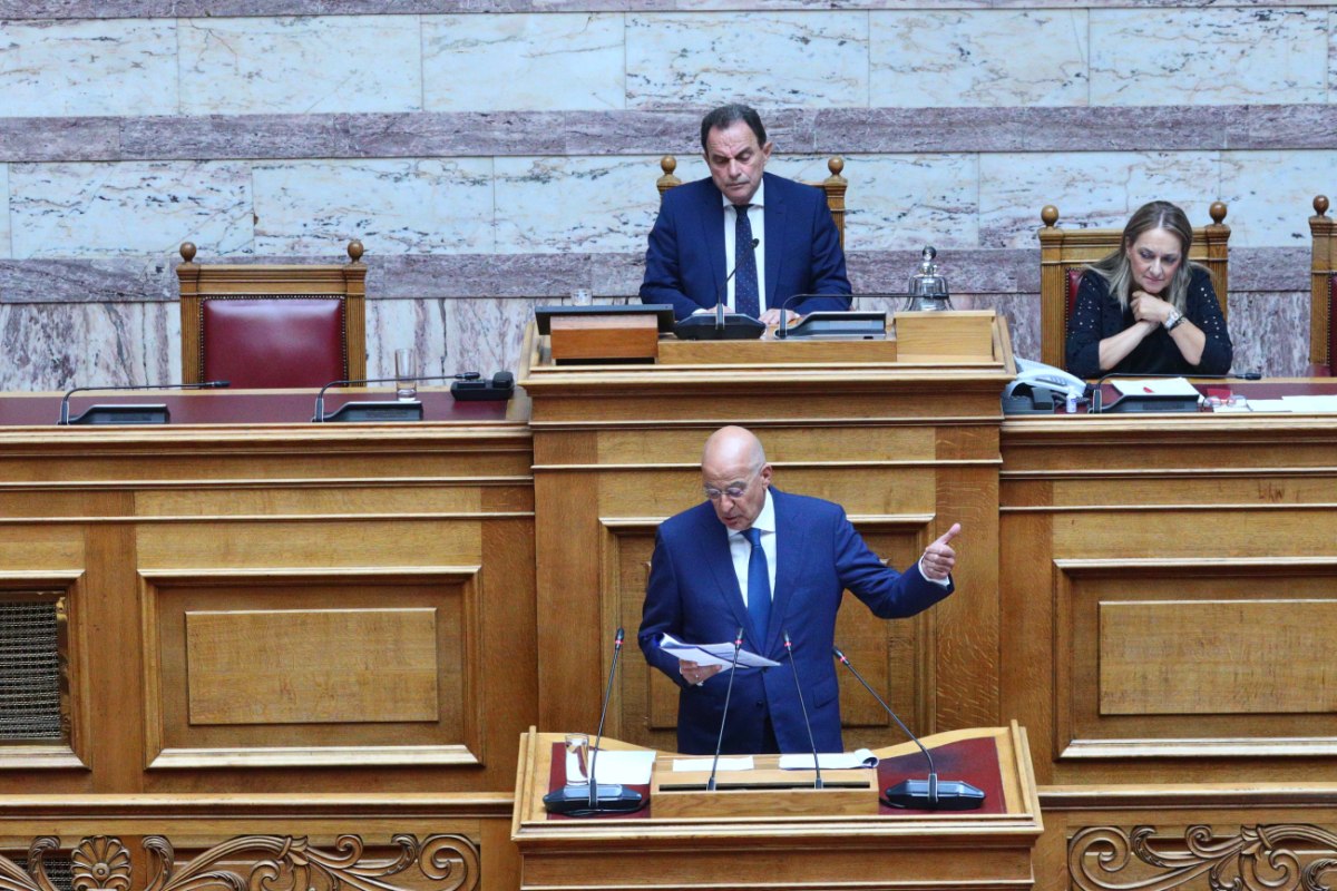 Δένδιας: Όργια σπατάλης με τα ακίνητα του Στρατού – Το ρετιρέ, η πισίνα και το νεοκλασικό των 2.400 τ.μ.