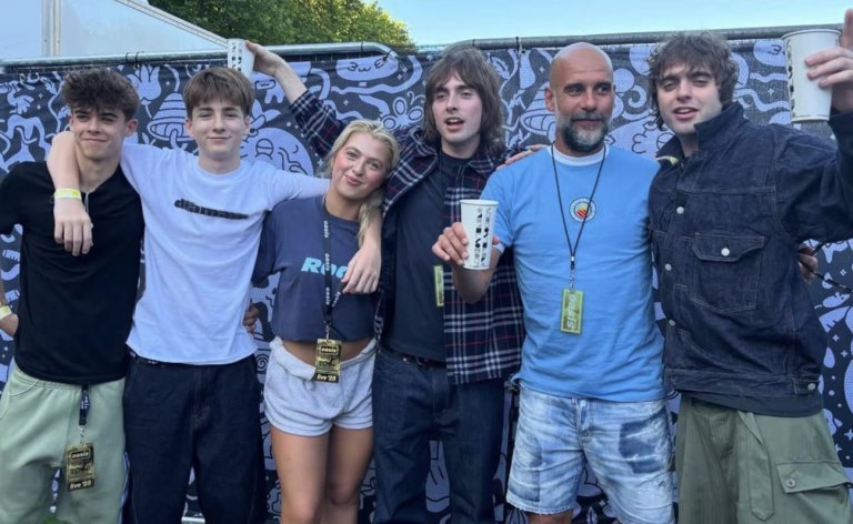 Ποδόσφαιρο και ρόκερ – Ο Πεπ Γκουαρντιόλα διασκεδάζει με τους Γκάλαχερ στη συναυλία των Oasis