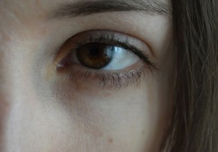 Τι είναι το Gen Z Stare και γιατί προκαλεί αντιδράσεις; Στο διεθνές μικροσκόπιο οι νέοι εργαζόμενοι