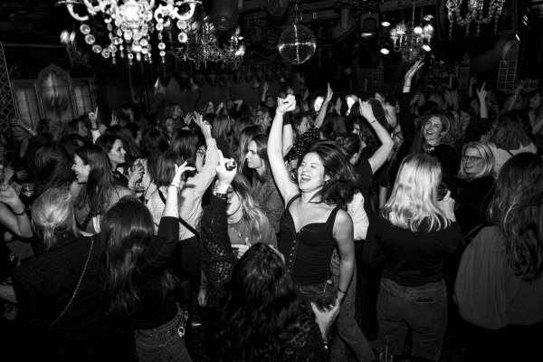 Χωρίς άνδρες, χωρίς πίεση: Το Diva είναι το πιο hot club στο Παρίσι και επιτρέπει την είσοδο μόνο σε γυναίκες