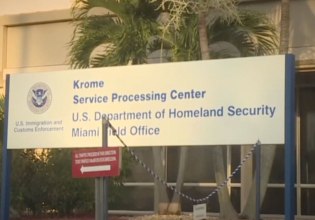 Μαϊάμι: Ανάγκασαν μετανάστες σε φυλακή να γονατίσουν για να φάνε «σαν σκυλιά» – Ο ρόλος του Τραμπ