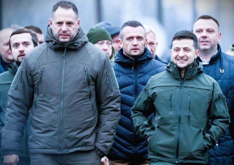 Economist κατά Ζελένσκι: Βλάπτει την Ουκρανία περισσότερο από τους Ρώσους;