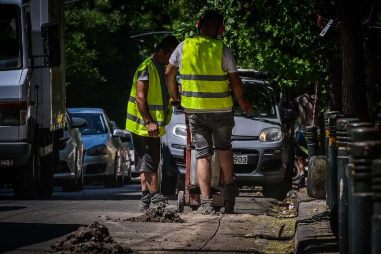 Μέτρα για τον καύσωνα: Υποχρεωτική παύση εργασιών και τηλεργασία
