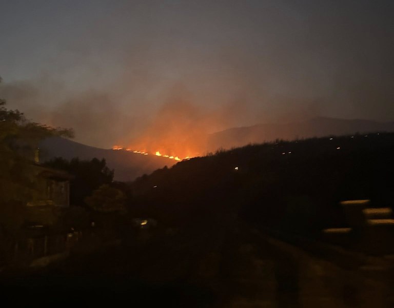 Σε ύφεση η φωτιά στον Φενεό Κορινθίας – Αλλεπάλληλα μηνύματα του 112 για εκκενώσεις χωριών