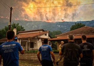 «Η πιο καταστροφική -μέχρι στιγμής- φωτιά του φετινού καλοκαιριού» στον Φενεό – Καίγεται παρθένο ελατόδασος