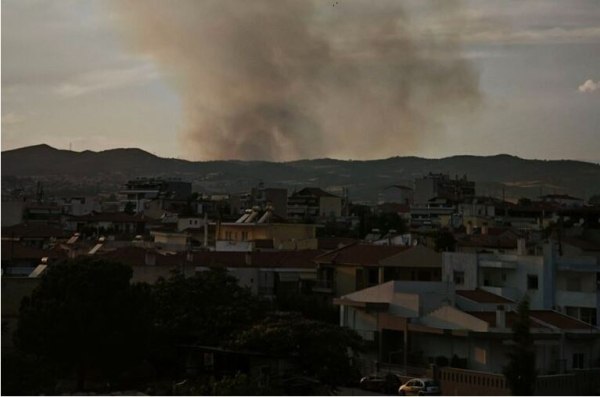 Φωτιά στο Ωραιόκαστρο – Επιχειρούν επτά εναέρια, ήχησε το 112