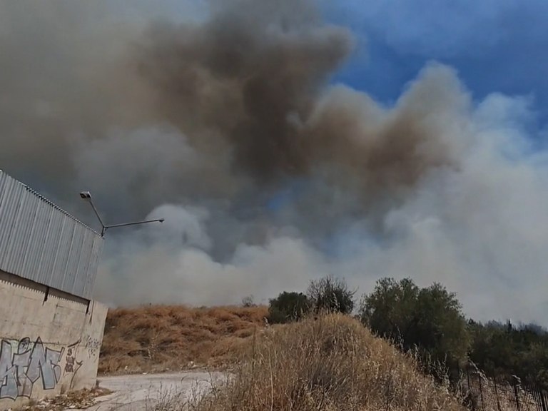 Εικόνες από την φωτιά στην Πολυτεχνειούπολη – Βελτιωμένη η κατάσταση