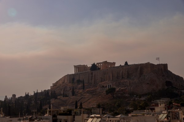 Καιρός: Ένα ακόμα 24ωρο με υψηλές θερμοκρασίες – Πολύ υψηλός κίνδυνος για φωτιά και τη Δευτέρα