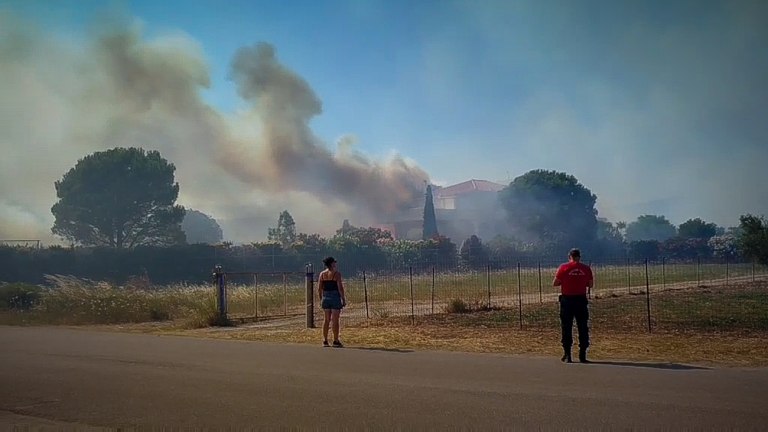 Φωτιά τώρα: Κλειστοί δρόμοι στο Αλιβέρι από τη μεγάλη φωτιά