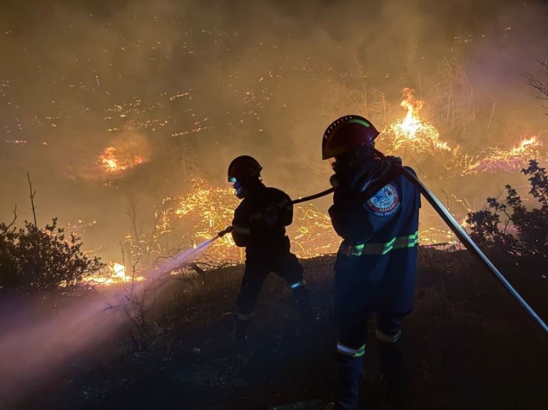 Live: Ολονύχτια μάχη με τις φλόγες σε πολλά μέτωπα – Ανεξέλεγκτες εστίες, αναζωπυρώσεις, τεράστια καταστροφή