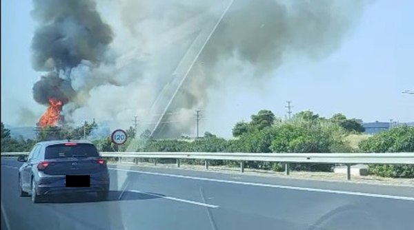 Κορωπί: Φωτιά σε παράδρομο της Αττικής Οδού – Επιχειρούν εναέρια