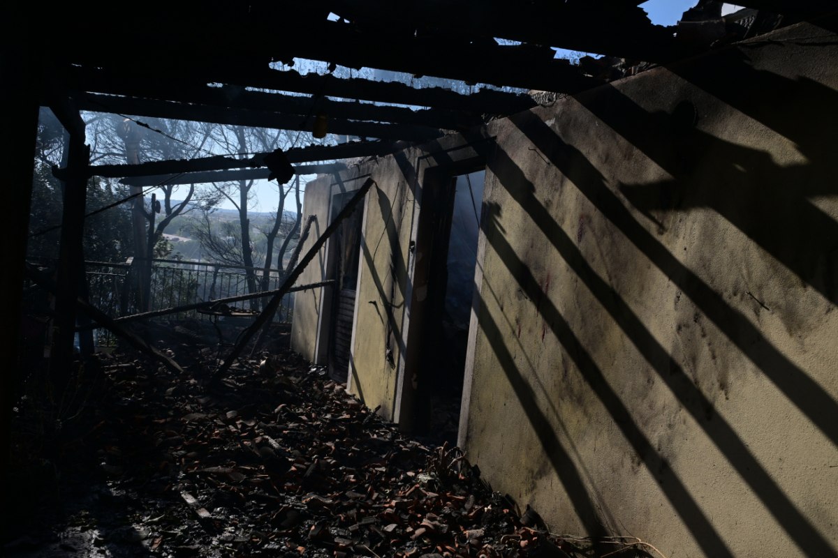 Live: Στάχτη και αποκαΐδια από τη Ραφήνα μέχρι τα Σπάτα – Καμένα σπίτια, απεγκλωβισμοί και εκκενώσεις οικισμών