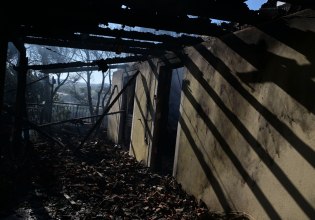 Live: Στάχτη και αποκαΐδια από τη Ραφήνα μέχρι τα Σπάτα – Καμένα σπίτια, απεγκλωβισμοί και εκκενώσεις οικισμών