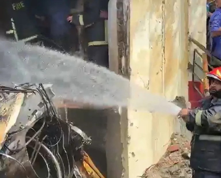 Μπαγκλαντές: Αεροσκάφος έπεσε σε σχολείο στην Ντάκα – Τουλάχιστον ένας νεκρός, υπάρχουν τραυματίες