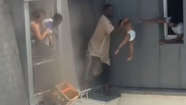 Παρίσι: Άνδρας έσωσε 6 άτομα από φλεγόμενο διαμέρισμα – Καρέ καρέ η ηρωική του προσπάθεια