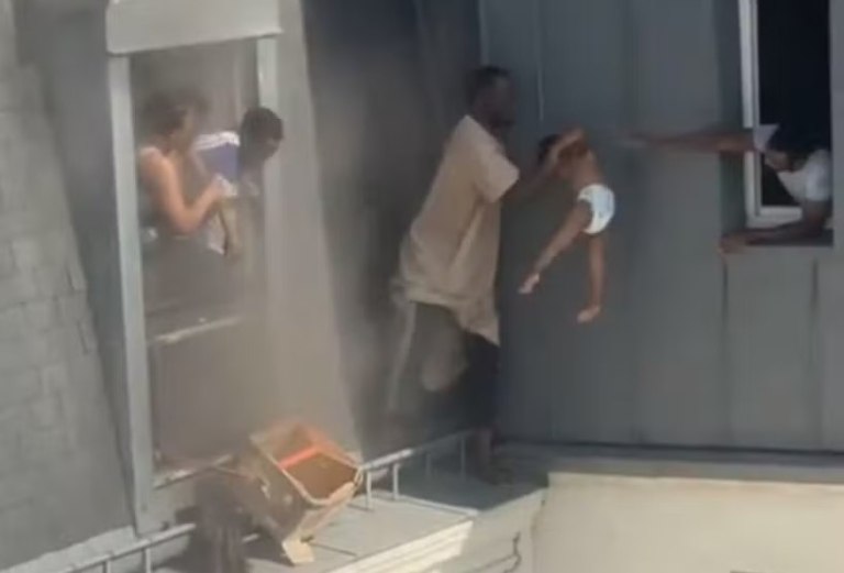 Παρίσι: Άνδρας έσωσε 6 άτομα από φλεγόμενο διαμέρισμα – Καρέ καρέ η ηρωική του προσπάθεια