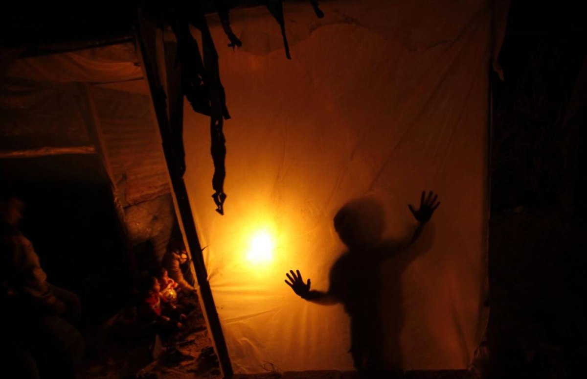 Γάζα: Βυθισμένη στο σκοτάδι – Συνεχείς οι διακοπές της ηλεκτροδότησης από το Ισραήλ