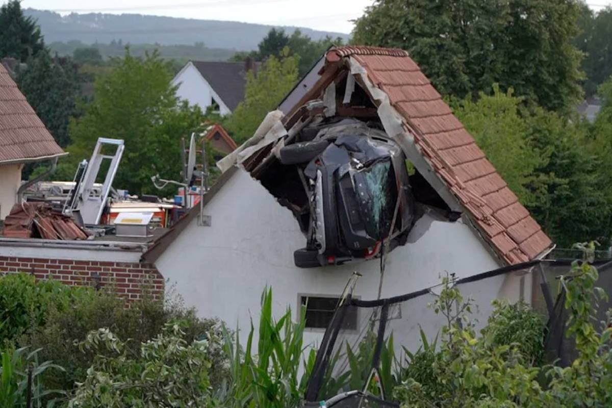 Γερμανία: Αυτοκίνητο «πέταξε» και σφηνώθηκε σε στέγη αχυρώνα – Δύο σοβαρά τραυματίες