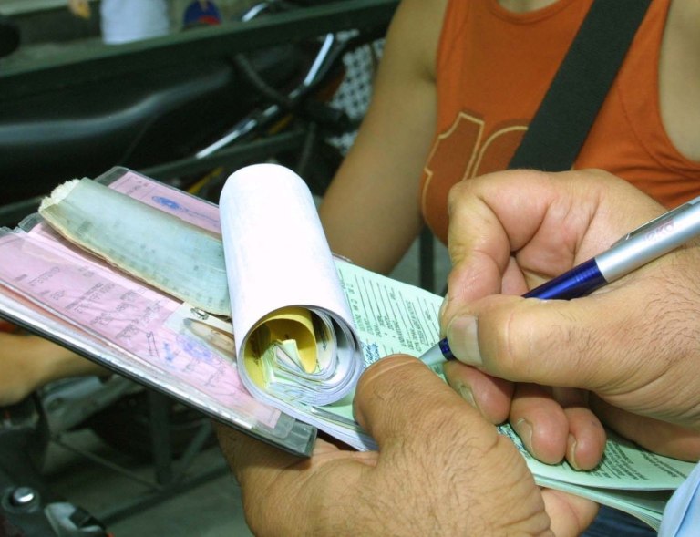 Κρήτη: Έκοψαν κλήση για κράνος σε οδηγό αυτοκινήτου – Τι απαντά η Τροχαία