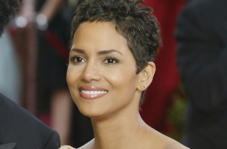 Η Χάλι Μπέρι για την συμμετοχή της στην ταινία «Φλίντστοουνς» – «Ήμουν κάπως ντροπαλή»