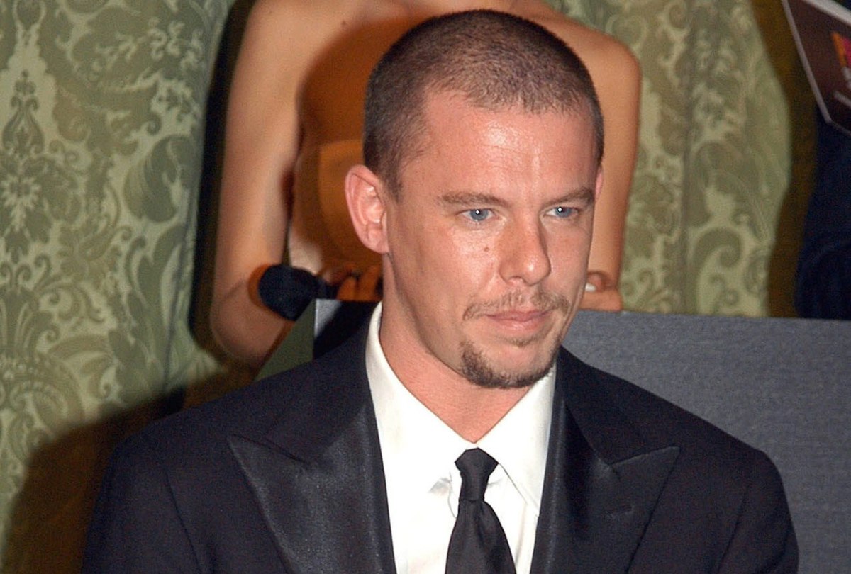 Ο Λουκ Νιούτον θα ενσαρκώσει τον αείμνηστο Alexander McQueen σε νέο θεατρικό έργο