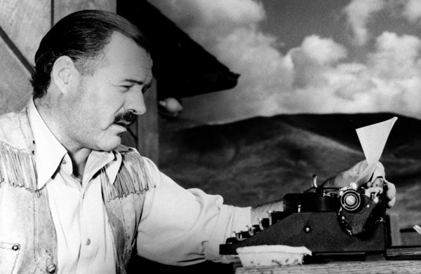 Η ιστορία πίσω από το «Ο Ήλιος ανατέλλει ξανά» του Έρνεστ Χέμινγουεϊ – Έρωτας, μεθύσια και απιστίες