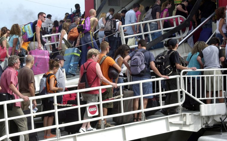 Πειραιάς: Μηχανική βλάβη στο πλοίο «Ποσειδώνας» με 950 επιβάτες με προορισμό Αίγινα και Αγκίστρι