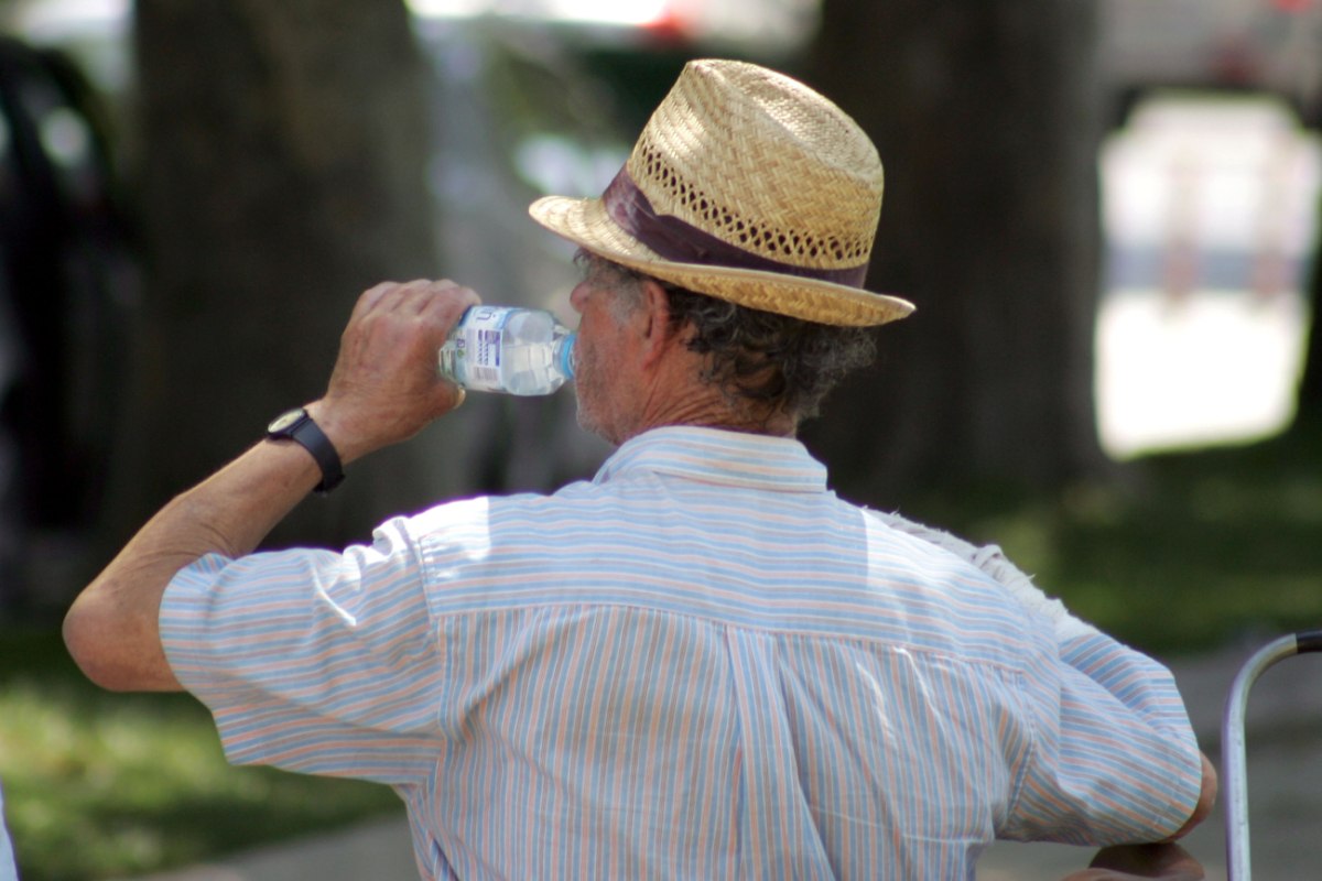 Καύσωνας: Πώς να προστατευτείτε – Τα συμπτώματα που χτυπούν «καμπανάκι» – Οδηγίες από τον Πρύτανη του ΕΚΠΑ
