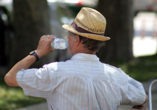 Καύσωνας: Πώς να προστατευτείτε – Τα συμπτώματα που χτυπούν «καμπανάκι» – Οδηγίες από τον Πρύτανη του ΕΚΠΑ