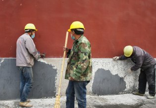 Μισθολογικό χάσμα 18% για μετανάστες σε Ευρώπη και ΗΠΑ