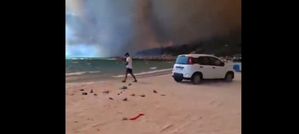 Ιταλία: Φωτιά παγιδεύει δεκάδες τουρίστες σε παραλία της Σαρδηνίας – Επιχείρηση διάσωσης δια θαλάσσης