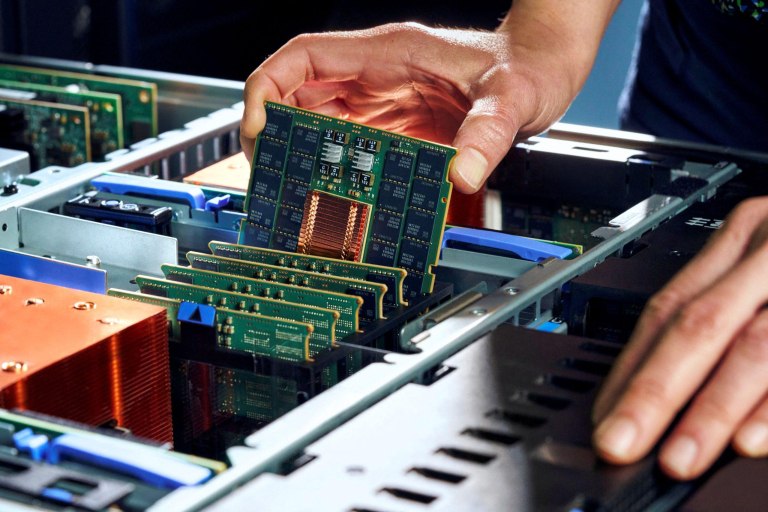 Η IBM λανσάρει νέα μικροτσίπ και servers, στοχεύοντας σε απλοποιημένη τεχνητή νοημοσύνη