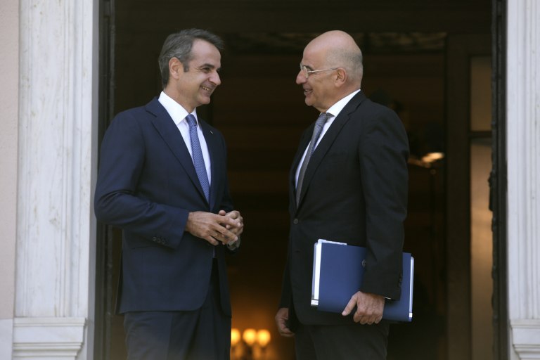 Το «πικρό ποτήρι» του SAFE και η διαρκής κόντρα Μητσοτάκη – Δένδια