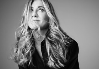 Τζένιφερ Άνιστον: Πρωταγωνιστεί σε σειρά βασισμένη στα απομνημονεύματα «Χαίρομαι που πέθανε η μαμά μου»