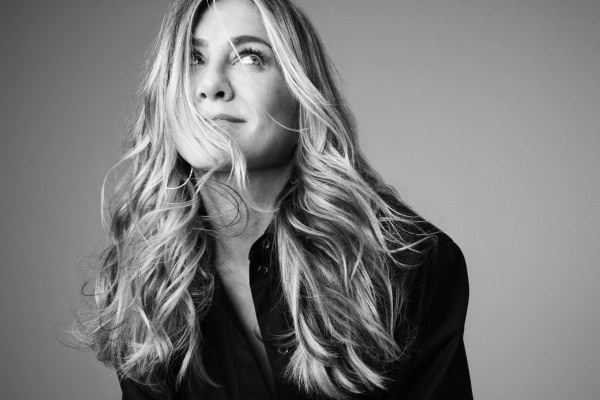 Τζένιφερ Άνιστον: Πρωταγωνιστεί σε σειρά βασισμένη στα απομνημονεύματα «Χαίρομαι που πέθανε η μαμά μου»