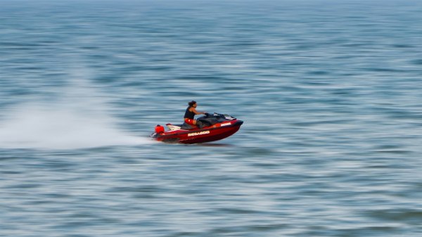 Θαλάσσια μέσα αναψυχής χωρίς μέτρα ασφαλείας και οδηγοί χωρίς άδεια – 265 παραβάσεις και 80.000 ευρώ πρόστιμα από το Λιμενικό