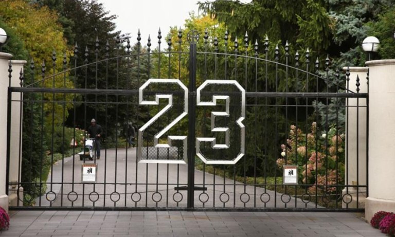 Το «παλάτι» του Μάικλ Τζόρνταν έγινε… Airbnb – Ποιο είναι το κόστος και οι… περιορισμοί στην έπαυλη του θρύλου των Σικάγο Μπουλς (pics, vid)