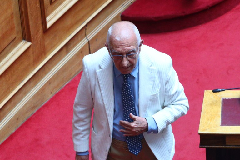 Βουλή: Ασφυκτικές πιέσεις στον Κακλαμάνη να αρθεί στο ύψος των περιστάσεων