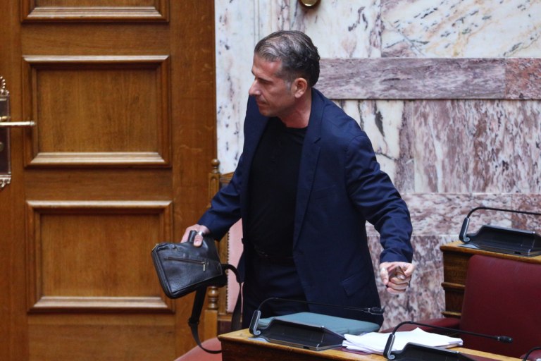 Βουλή: Άγριος καυγάς με υπονοούμενα Λαζαρίδη-Καραναστάση: «Είναι σιχαμένη ακαθαρσία…»