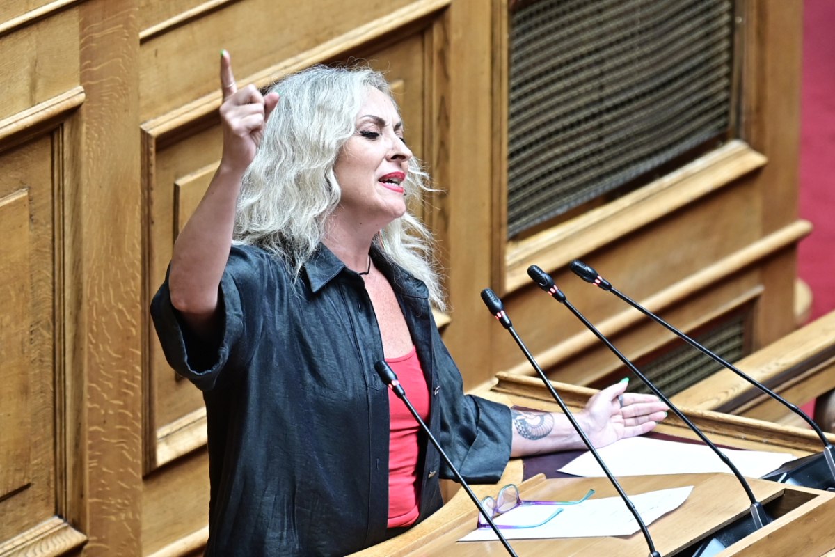 Βουλή: Πες το με ένα τραγούδι… δεν μπορείς αλλιώς – Μουσική παρέμβαση στη Βουλή από την Τζώρτζια Κεφαλά